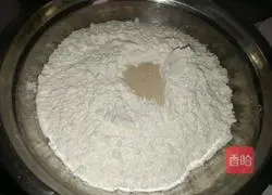 Illustration of how to make pork and green pepper buns 1