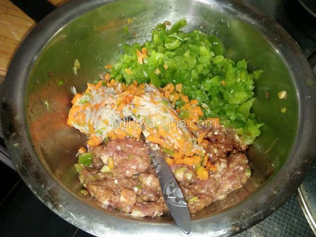 猪肉馅是超市买现成的，回家也不用剁肉，猪肉提前放葱花，酱油，料酒，盐，玉米油，姜粉，淀粉拌匀，各种青椒和其它青菜用水焯一下，取出剁碎，攥干水分，和猪肉放一起