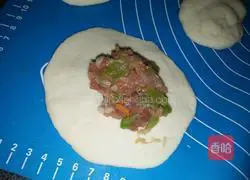 Illustration of how to make pork and green pepper buns 6