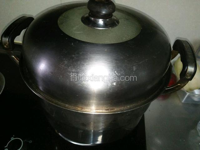二次发酵完，大火烧开转中火20分钟就熟了，关火闷三分钟再开盖