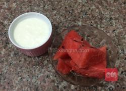 西瓜酸奶杯的做法图解2