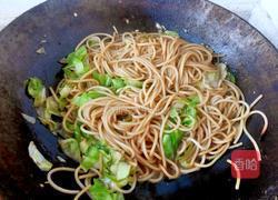卷心菜炒面的做法图解3