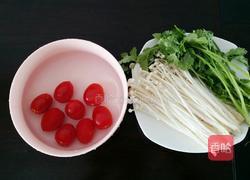 圣女果金针菇鸡蛋汤的做法图解1