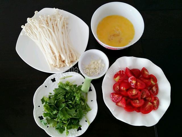 圣女果洗净切块，金针菇洗净撕开，鸡蛋磕入碗中打散，香菜洗净切段，大蒜切末