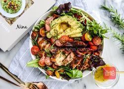 迷迭香煎鸡胸佐圣女果色拉的做法图解5