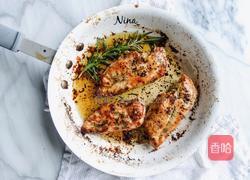 迷迭香煎鸡胸佐圣女果色拉的做法图解1