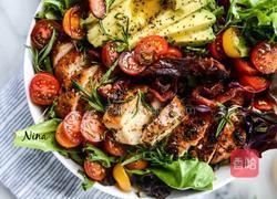 迷迭香煎鸡胸佐圣女果色拉的做法图解3