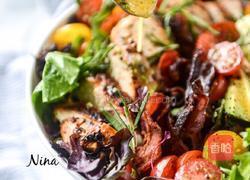 迷迭香煎鸡胸佐圣女果色拉的做法图解4