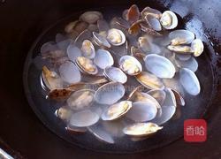 香芹炒蛤蜊的做法图解1