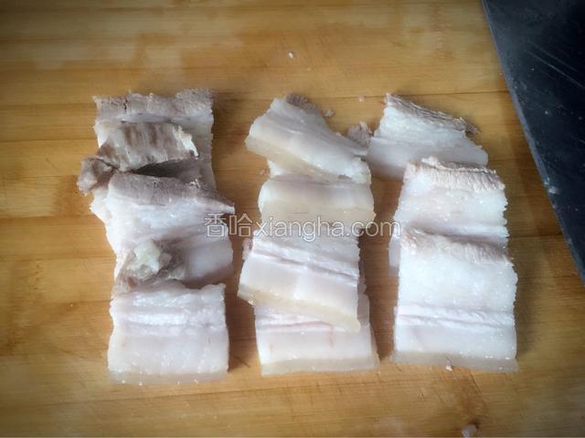 煮熟的五花肉用刀切成薄片
