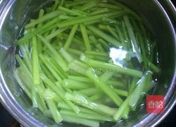 芹菜炒绿豆芽的做法图解3