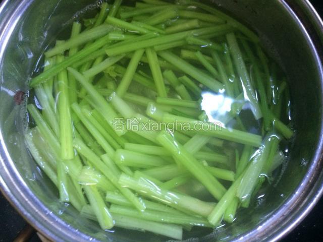 将芹菜用开水焯一下，捞出沥干