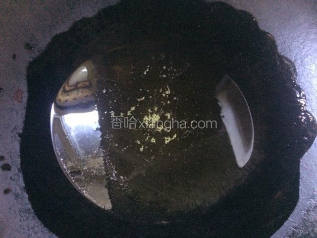 将锅洗净烧干，倒入适量的食用油