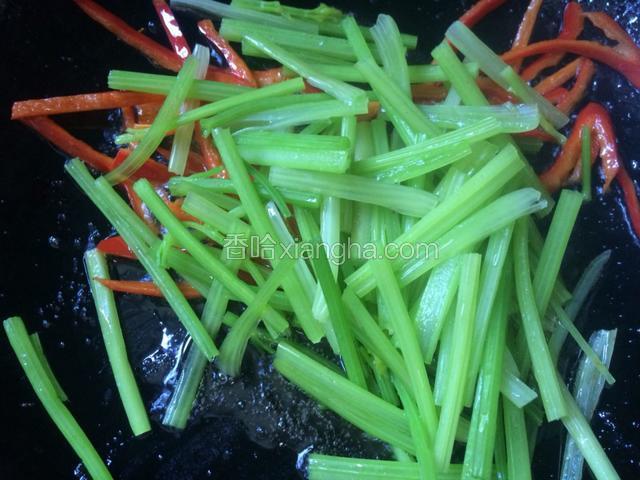 将芹菜倒入锅中翻炒
