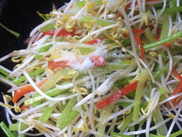 加入适量的盐和鸡精，翻炒均匀入味即可