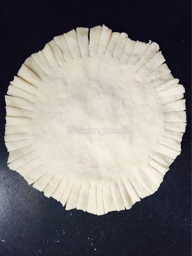 把和好的面团，擀成圆圆的面皮，用剪刀，或者，用刀，围着周围切开3厘米左右的切口