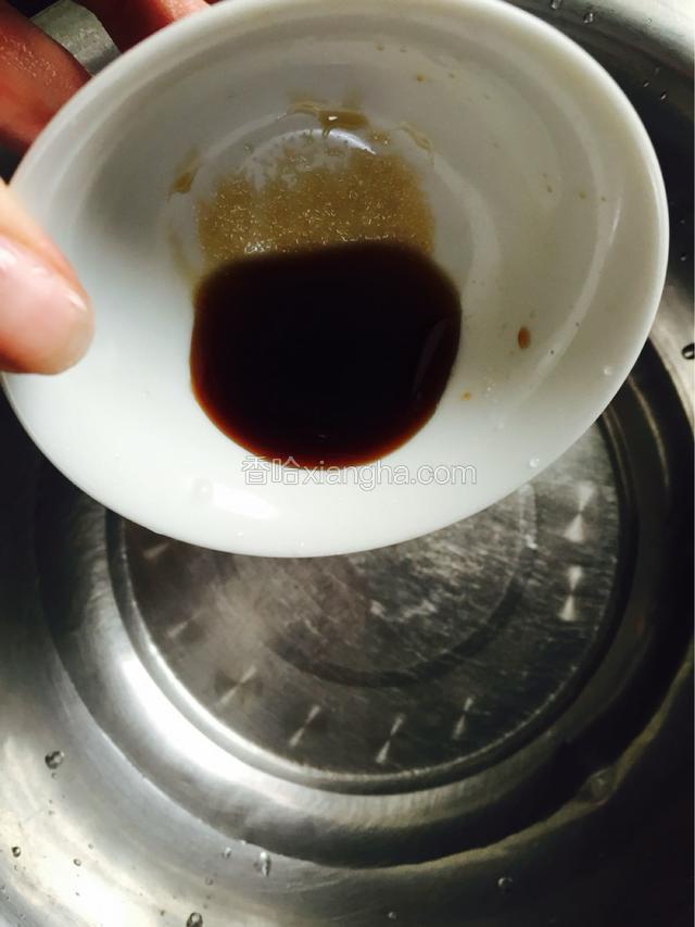 水果要先在水龙头上冲洗干净后，在接清水加入食用盐和食用醋，把刚才洗干净的水果在醋和盐的混合水里，在重复洗干净……