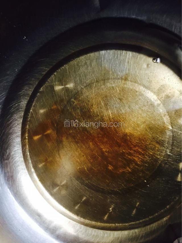 这是醋和盐的混合水，水果最后一遍经过这盆水杀菌消毒，等到水果自然风干后再制作。不然有生水的话容易发霉变质，不仅不能保养身体，还有害健康