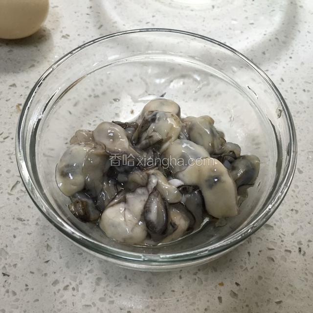 将小蚵仔用盐抓一下
