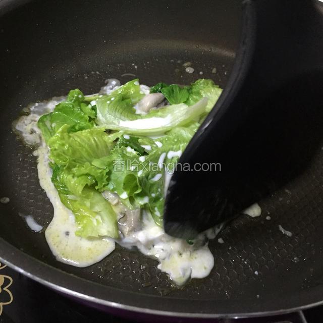 待生菜稍微变软，加入调好的红薯粉水