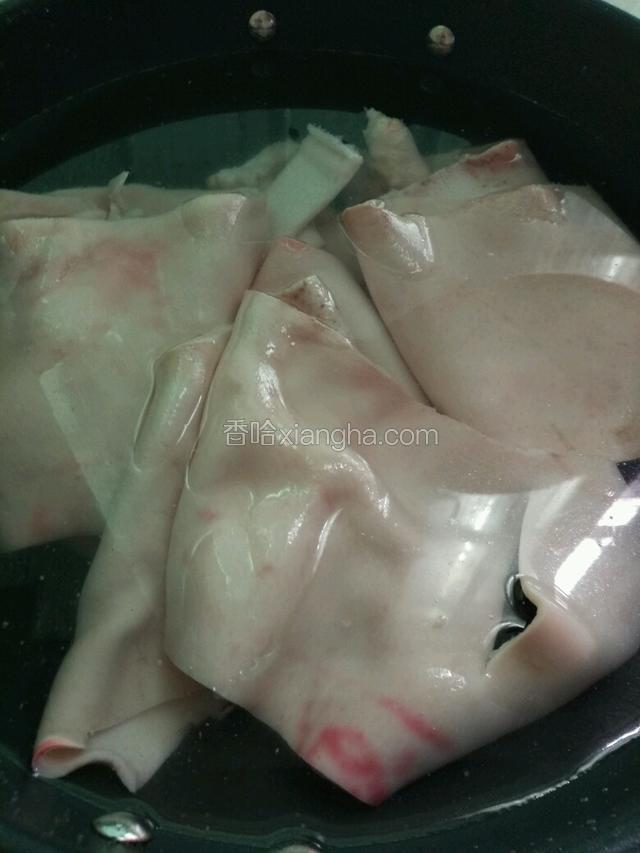 猪皮洗干净冷水下锅煮开3-4分钟