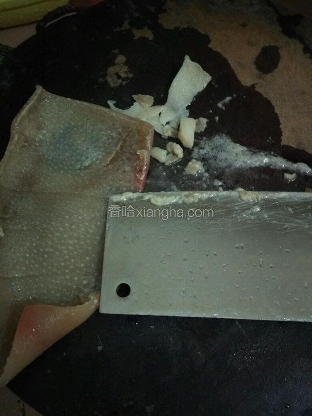 捞出来洗干净，用刀刮去油脂