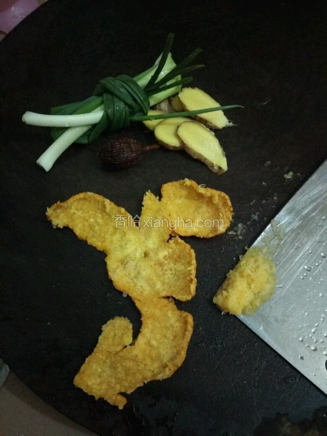 准备辅料，葱捆绑，姜切片，草果洗干净，陈皮用刀刮去白色那一层