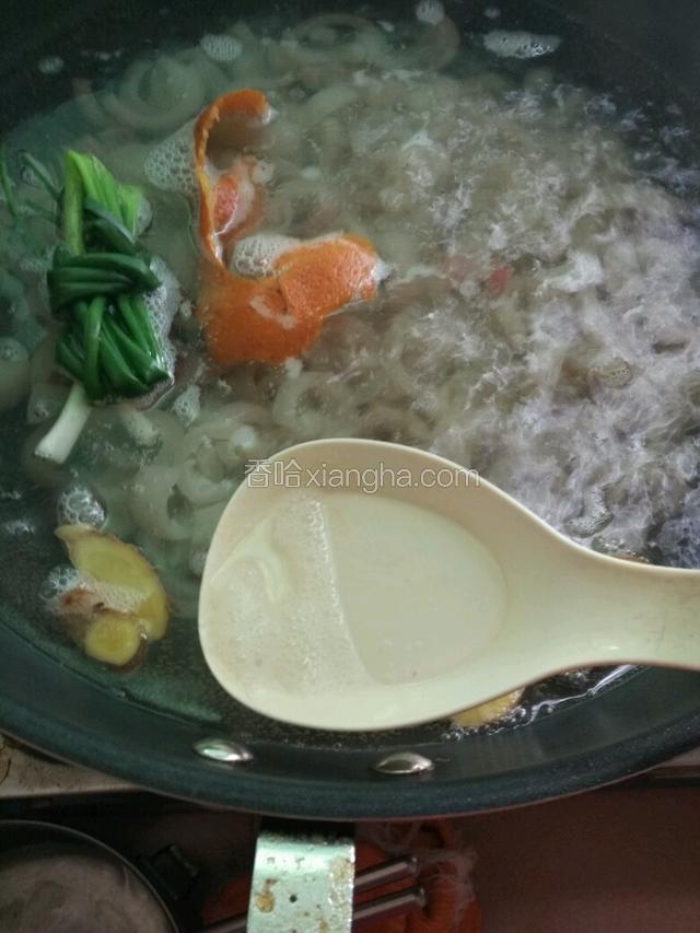 上锅放水，水大概是猪皮的两倍，猪皮、辅料一起下锅，煮开如果有浮沫一定要撇干净