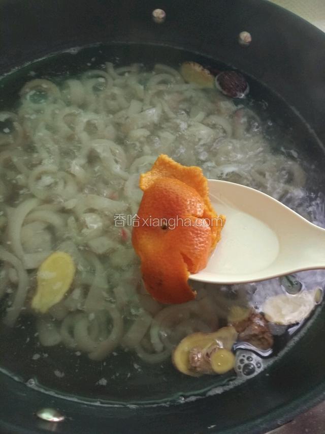 煮大概8分钟左右把陈皮捞出来丢弃