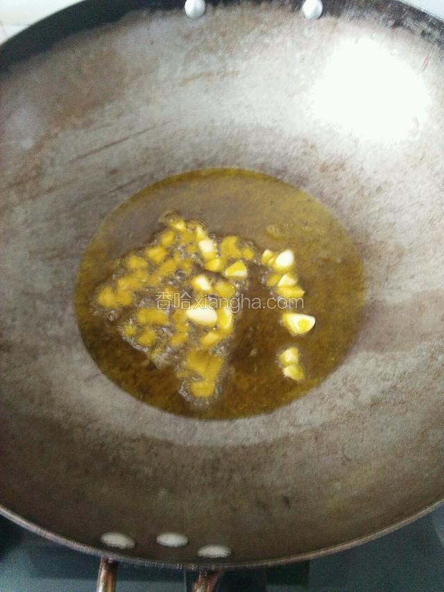 倒入切好的，生姜和大蒜，简单翻炒至香味