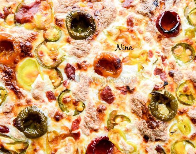 入烤箱烘烤20-25分钟，直到干酪融化、马苏里拉芝士拉丝即可。