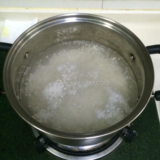 在锅内倒入水，大火烧开后，把西米用清水冲一下倒入锅内。