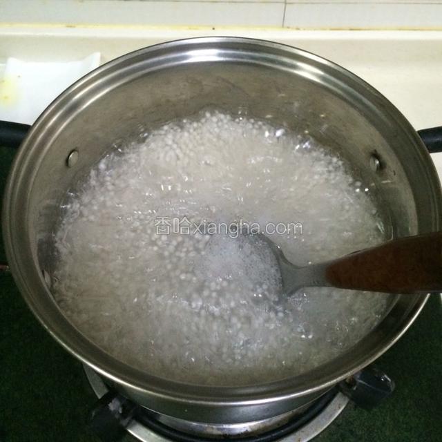 要不停的搅拌，以免粘锅。