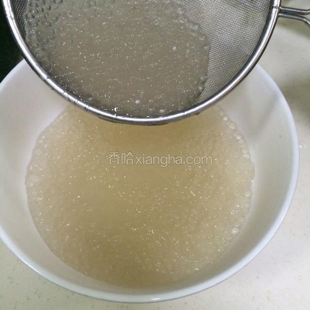 把煮好的西米过凉水，喜欢口感清爽的就多过几次水，喜欢吃浓稠点的过1-2次即可。