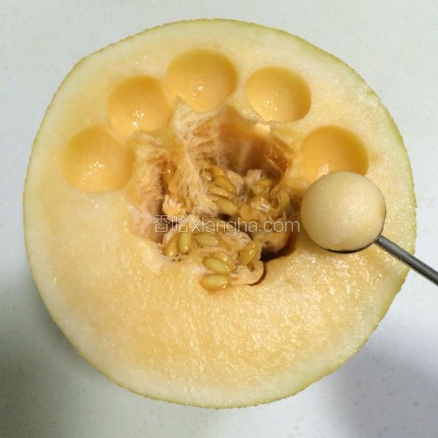 准备好哈密瓜，用挖球器挖出适量的果肉球。