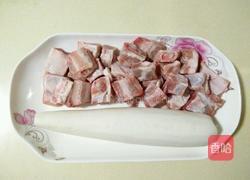 白萝卜烧排骨的做法图解1