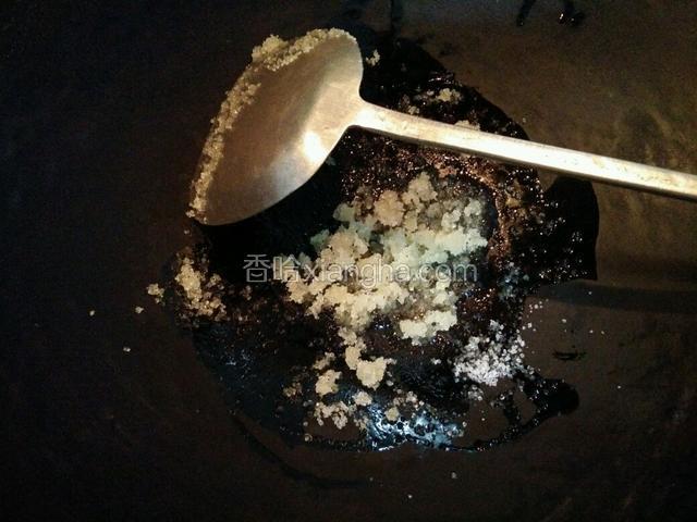 开始炒糖色，冷锅少许油放入白糖，小火炒糖