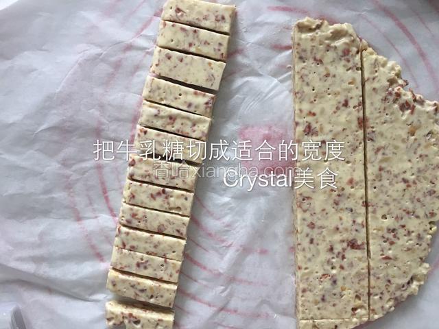 之后把牛乳糖切成适当的宽度