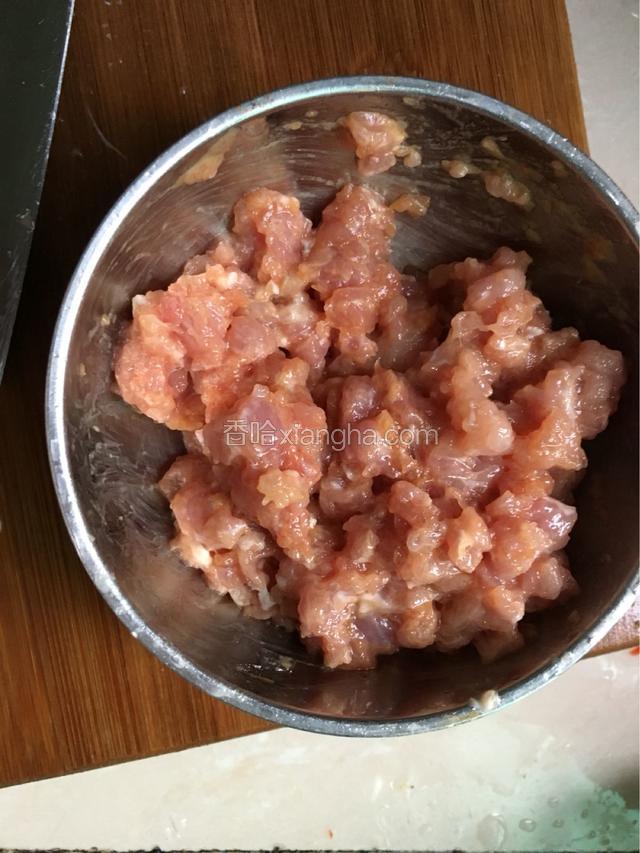 肉糜放入一个碗中，加入盐生抽生粉拌匀