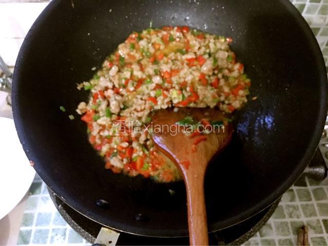 肉末炒好后放了葱末和辣椒