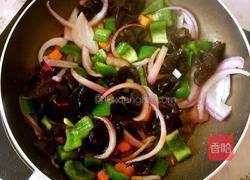 洋葱炒青椒木耳的做法图解7