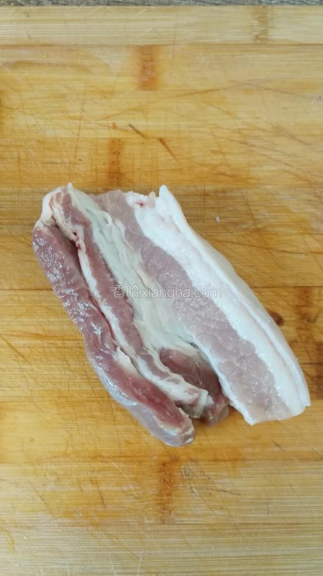 准备好五花肉洗净。