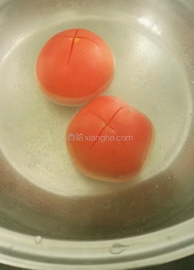 西红柿底部划十字刀，放滚水里焯烫去皮
