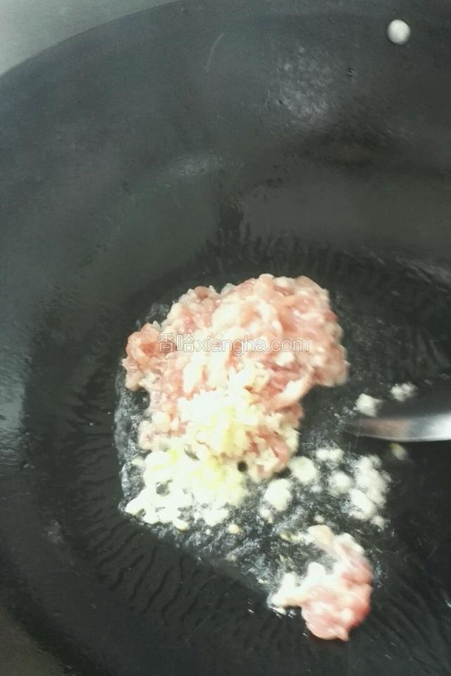 炒锅放油，八成热时倒入肉沫和蒜沫同炒。