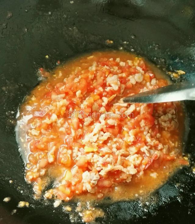 肉色变白倒入西红柿同炒，这时可炒时间长点，让肉沫充分的吸入西红柿的汁水。