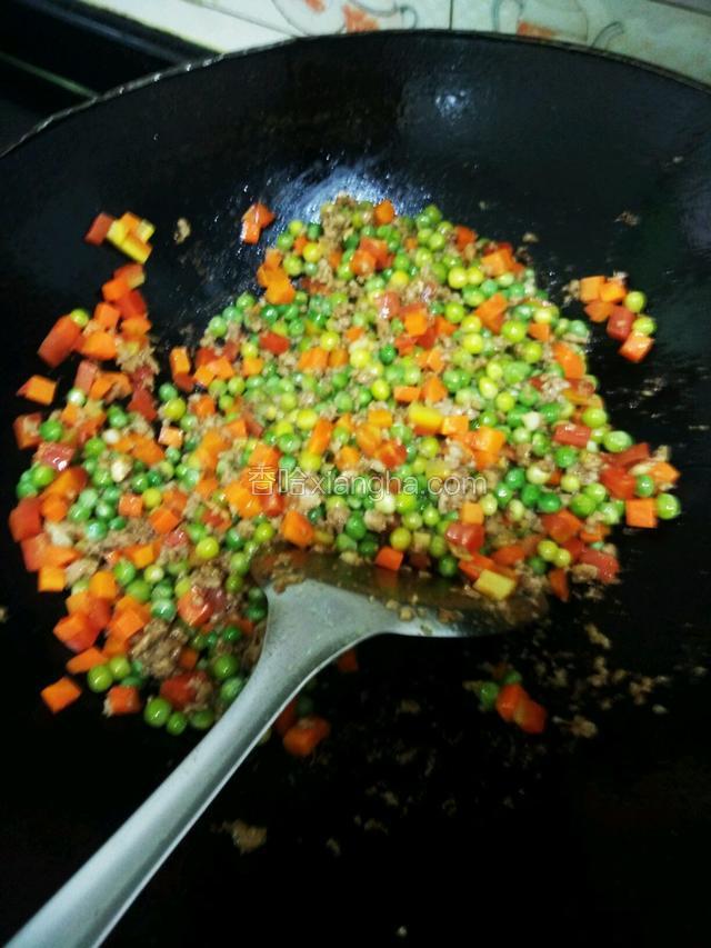 下胡萝卜炒匀