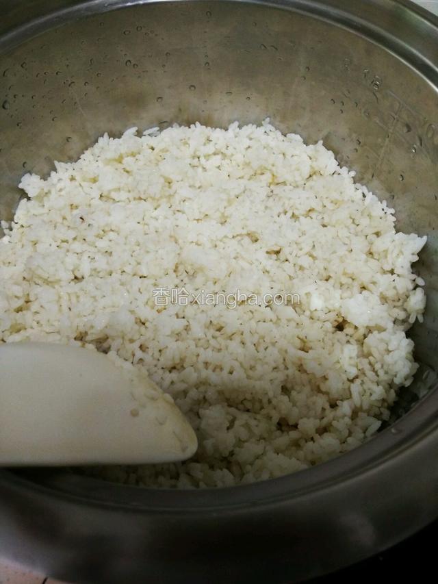 剩米饭倒进电饭锅搅散