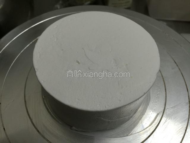 一层奶油加一层水果.抹奶油均匀不露胚体.顶部收平