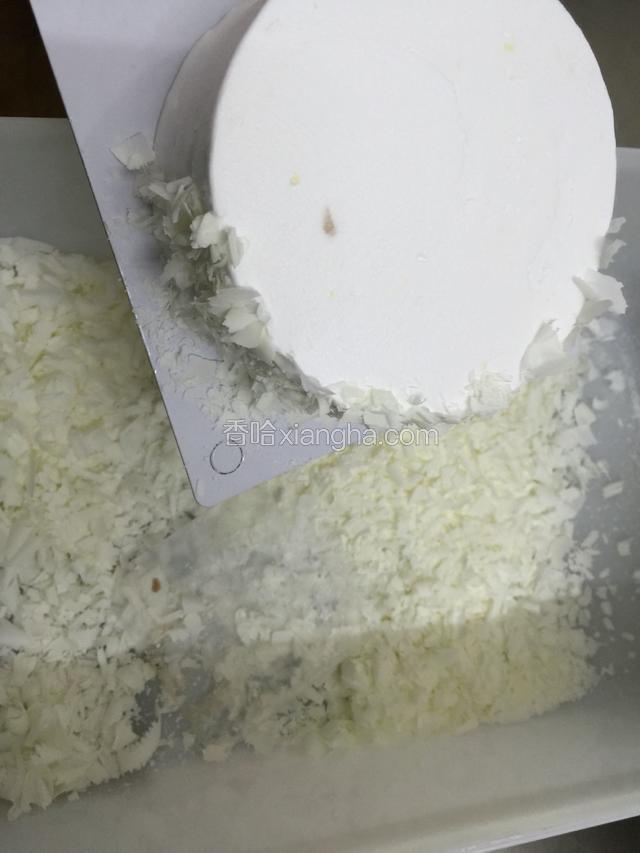 均匀的全部沾上巧克力碎片