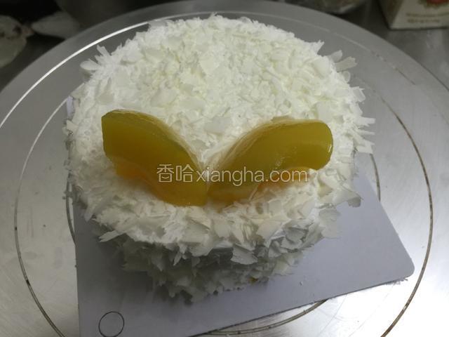 黄桃一个切4片.尖端向上轻轻插到奶油里面一点点站稳.摆一圈